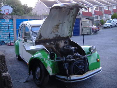 Dogs smashed up 2cv 001.jpg